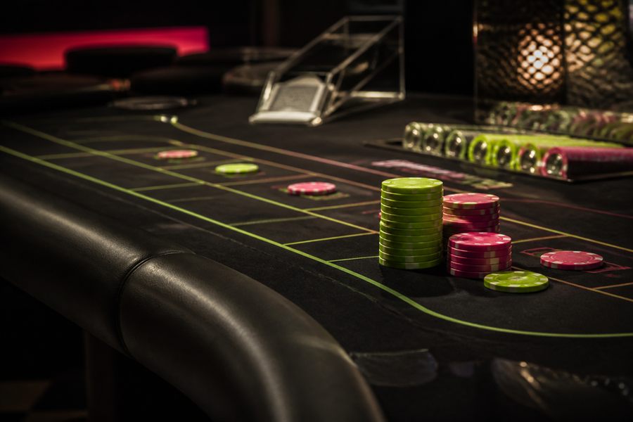 Krupiérka s kartami - baccarat live